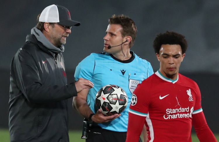 曼联欲引进加拉格尔或埃德松，争夺中场球员，冬季转会窗或成关键。